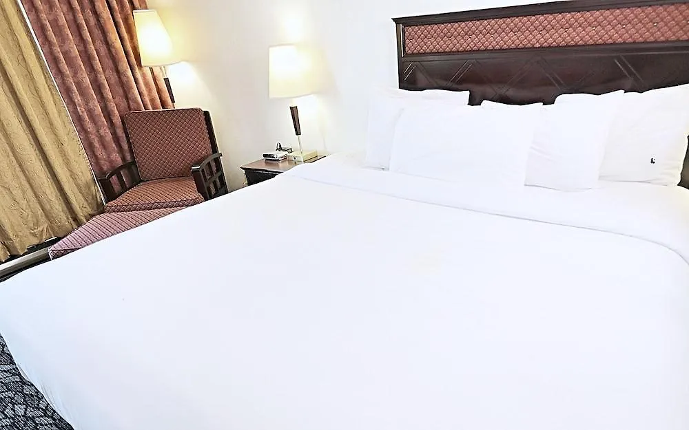***  Lelux Hotel Montréal Canada